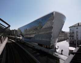 Haus zum Falken Zürich glass facade and context Santiago Calatrava 